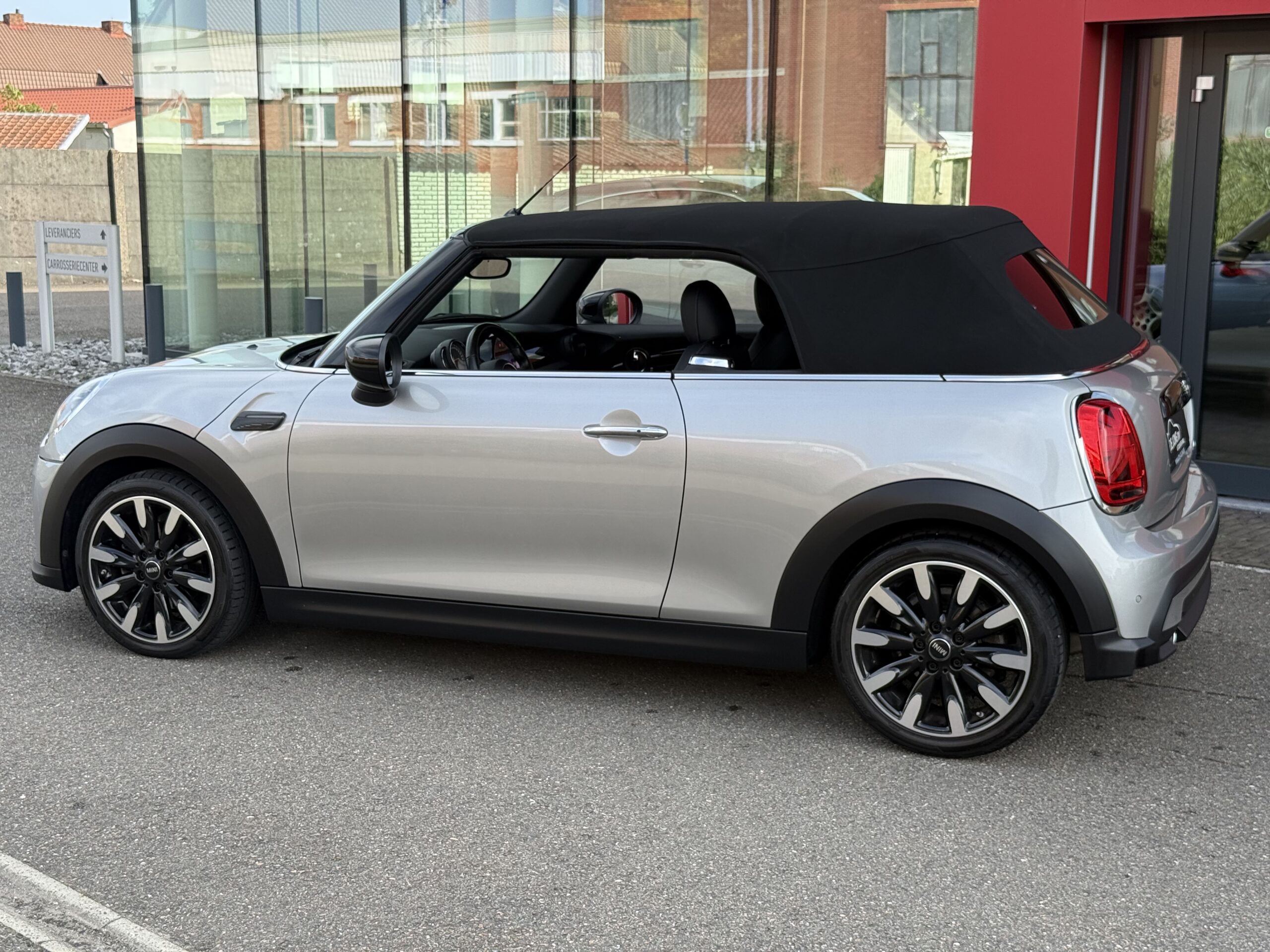 Cooper uitvoering! / Sfeerverlichting/ Full LED /Pdc/AppleCarPlaY/ Zetelverwarming/Cruisecontrol/Keyless Go-Entry/ DAB 